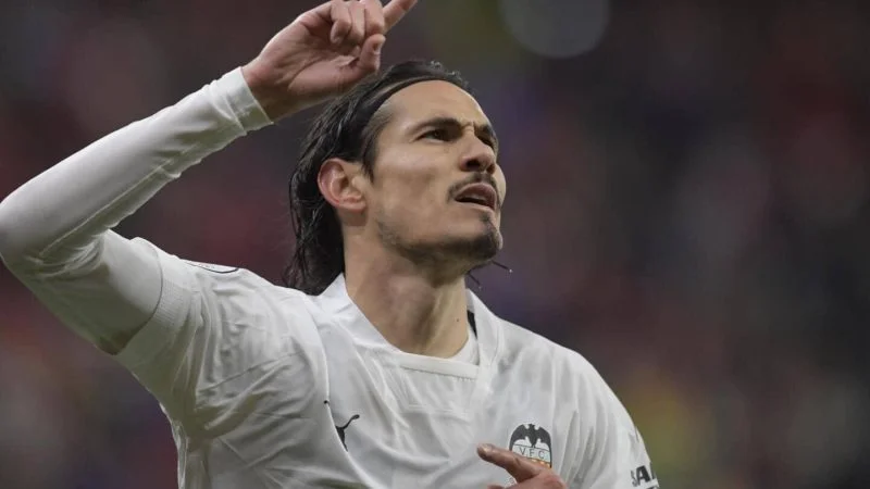 Edinson Cavani firmó la rescisión con Valencia y se acerca a Boca